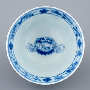 Une tasse et soucoupe en porcelaine de Chine bleu et blanc à "La Dame au Parasol" d'après Pronk, vers 1740 — photo 4