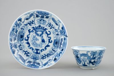 Une tasse et soucoupe en porcelaine de Chine bleu et blanc, Kangxi