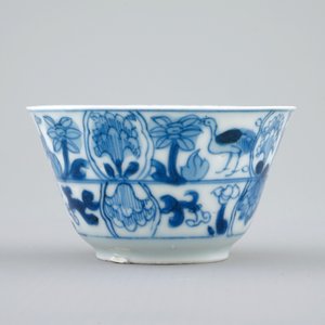 Une tasse et soucoupe en porcelaine de Chine bleu et blanc, Kangxi — photo 6