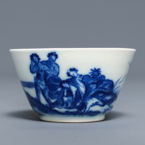 Une tasse et soucoupe en porcelaine de Chine bleu et blanc 'pâte tendre' à décor d'esclaves, Qianlong — photo 4