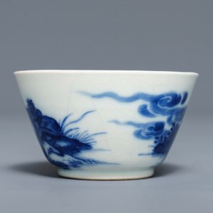 Une tasse et soucoupe en porcelaine de Chine bleu et blanc 'pâte tendre' à décor d'esclaves, Qianlong — photo 5