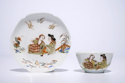 Une tasse et soucoupe en porcelaine de Chine coquille d’oeuf à décor d’un couple avec un cage à oiseaux, Yongzheng
