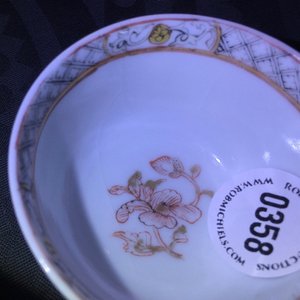 Une tasse et soucoupe en porcelaine de Chine coquille d'oeuf au fond rouge rubis, Yongzheng, 1723-1735 — photo 11