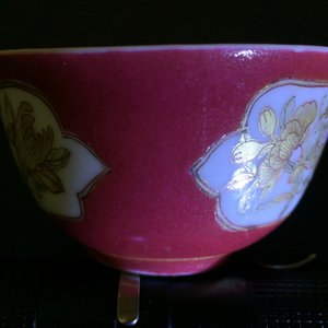 Une tasse et soucoupe en porcelaine de Chine coquille d'oeuf au fond rouge rubis, Yongzheng, 1723-1735 — photo 12