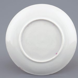 Une tasse et soucoupe en porcelaine de Chine coquille d'oeuf au fond rouge rubis, Yongzheng, 1723-1735 — photo 3