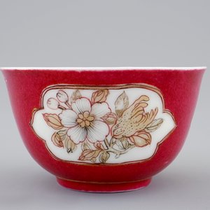 Une tasse et soucoupe en porcelaine de Chine coquille d'oeuf au fond rouge rubis, Yongzheng, 1723-1735 — photo 4