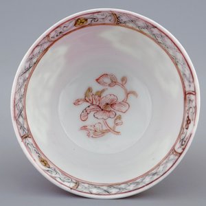 Une tasse et soucoupe en porcelaine de Chine coquille d'oeuf au fond rouge rubis, Yongzheng, 1723-1735 — photo 7