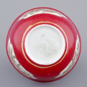 Une tasse et soucoupe en porcelaine de Chine coquille d'oeuf au fond rouge rubis, Yongzheng, 1723-1735 — photo 8