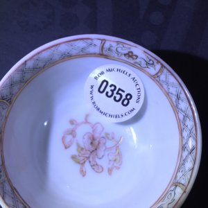 Une tasse et soucoupe en porcelaine de Chine coquille d'oeuf au fond rouge rubis, Yongzheng, 1723-1735 — photo 9