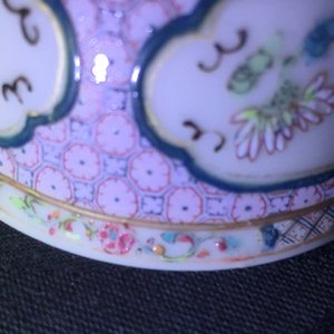 Une tasse et soucoupe en porcelaine de Chine coquille d'oeuf famille rose au dos rouge rubis, Yongzheng, 1723-1735 — photo 11
