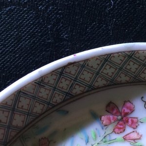 Une tasse et soucoupe en porcelaine de Chine coquille d'oeuf famille rose au dos rouge rubis, Yongzheng, 1723-1735 — photo 16