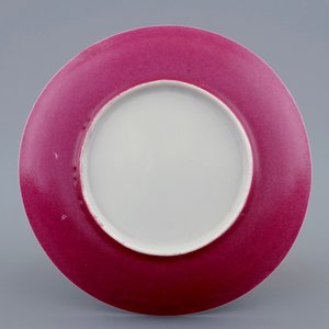 Une tasse et soucoupe en porcelaine de Chine coquille d'oeuf famille rose au dos rouge rubis, Yongzheng, 1723-1735 — photo 3