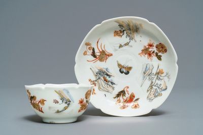Une tasse et soucoupe en porcelaine de Chine coquille d'oeuf grisaille et doré, Yongzheng
