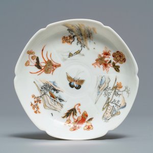 Une tasse et soucoupe en porcelaine de Chine coquille d'oeuf grisaille et doré, Yongzheng — photo 2