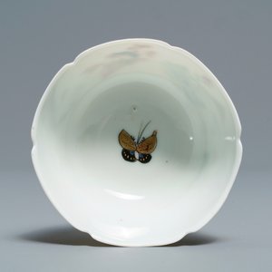 Une tasse et soucoupe en porcelaine de Chine coquille d'oeuf grisaille et doré, Yongzheng — photo 7
