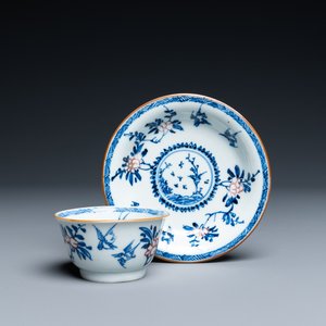 Une tasse et soucoupe en porcelaine de Chine en bleu, blanc et rouge de cuivre, Kangxi — photo 1