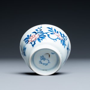 Une tasse et soucoupe en porcelaine de Chine en bleu, blanc et rouge de cuivre, Kangxi — photo 8