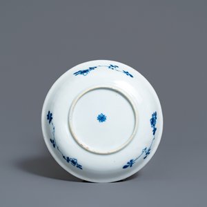 Une tasse et soucoupe en porcelaine de Chine en bleu et blanc, Kangxi — photo 3