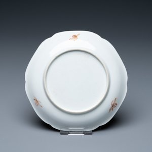 Une tasse et soucoupe en porcelaine de Chine en rouge de fer et doré à décor de phénix, Kangxi — photo 3