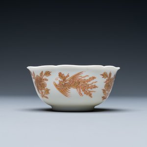 Une tasse et soucoupe en porcelaine de Chine en rouge de fer et doré à décor de phénix, Kangxi — photo 6