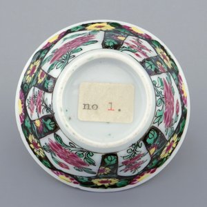 Une tasse et soucoupe en porcelaine de Chine famille noire, Yongzheng, 1723-1735 — photo 5