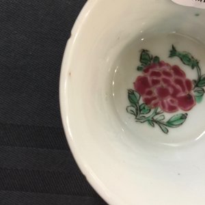 Une tasse et soucoupe en porcelaine de Chine famille noire, Yongzheng, 1723-1735 — photo 6