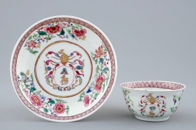 Une tasse et soucoupe en porcelaine de Chine famille rose à décor armoirié, Yongzheng/Qianlong