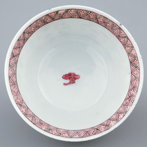 Une tasse et soucoupe en porcelaine de Chine famille rose à décor armoirié, Yongzheng/Qianlong — photo 4