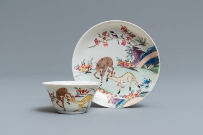 Une tasse et soucoupe en porcelaine de Chine famille rose à décor de cerfs, Yongzheng