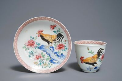 Une tasse et soucoupe en porcelaine de Chine famille rose à décor de coqs, Yongzheng
