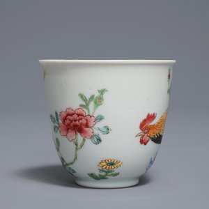 Une tasse et soucoupe en porcelaine de Chine famille rose à décor de coqs, Yongzheng — photo 5