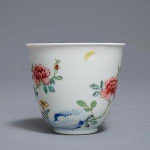 Une tasse et soucoupe en porcelaine de Chine famille rose à décor de coqs, Yongzheng — photo 6
