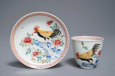 Une tasse et soucoupe en porcelaine de Chine famille rose à décor de coqs, Yongzheng