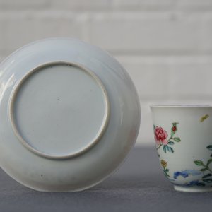 Une tasse et soucoupe en porcelaine de Chine famille rose à décor de coqs, Yongzheng — photo 11