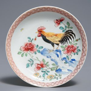 Une tasse et soucoupe en porcelaine de Chine famille rose à décor de coqs, Yongzheng — photo 2
