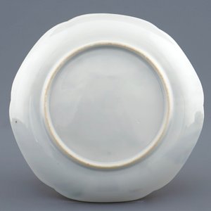Une tasse et soucoupe en porcelaine de Chine famille rose à décor de la pêche, Yongzheng, 1723-1735 — photo 3