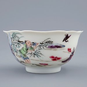 Une tasse et soucoupe en porcelaine de Chine famille rose à décor de la pêche, Yongzheng, 1723-1735 — photo 4