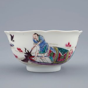 Une tasse et soucoupe en porcelaine de Chine famille rose à décor de la pêche, Yongzheng, 1723-1735 — photo 5