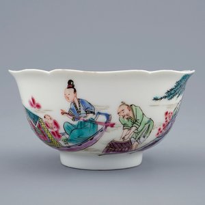 Une tasse et soucoupe en porcelaine de Chine famille rose à décor de la pêche, Yongzheng, 1723-1735 — photo 6