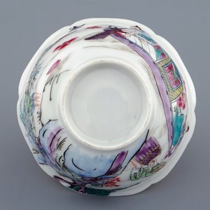 Une tasse et soucoupe en porcelaine de Chine famille rose à décor de la pêche, Yongzheng, 1723-1735 — photo 9