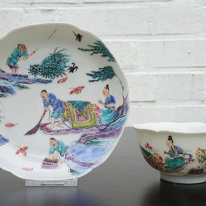 Une tasse et soucoupe en porcelaine de Chine famille rose à décor de la pêche, Yongzheng, 1723-1735 — photo 10