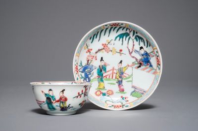 Une tasse et soucoupe en porcelaine de Chine famille rose à décor de 'La Romance de la chambre de l'ouest', Yongzheng/Qianlong