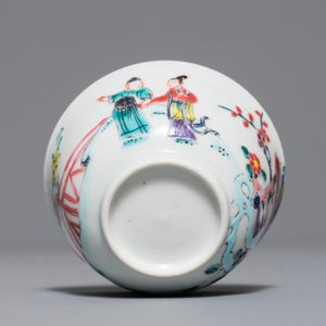 Une tasse et soucoupe en porcelaine de Chine famille rose à décor de 'La Romance de la chambre de l'ouest', Yongzheng/Qianlong — photo 9