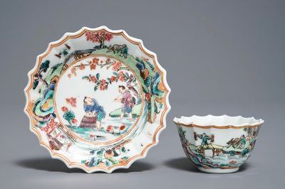 Une tasse et soucoupe en porcelaine de Chine famille rose à décor de pêcheurs, Yongzheng