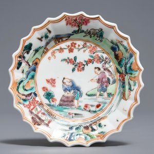 Une tasse et soucoupe en porcelaine de Chine famille rose à décor de pêcheurs, Yongzheng — photo 2