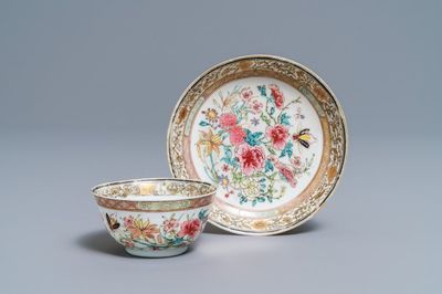 Une tasse et soucoupe en porcelaine de Chine famille rose à décor d'insectes, Yongzheng