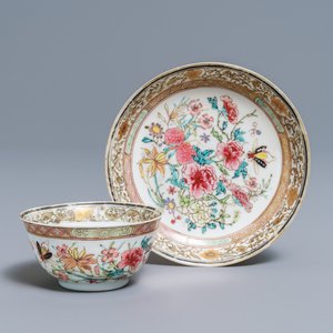 Une tasse et soucoupe en porcelaine de Chine famille rose à décor d'insectes, Yongzheng — photo 1