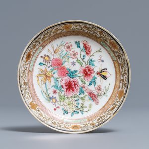 Une tasse et soucoupe en porcelaine de Chine famille rose à décor d'insectes, Yongzheng — photo 2
