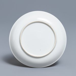 Une tasse et soucoupe en porcelaine de Chine famille rose à décor d'insectes, Yongzheng — photo 3