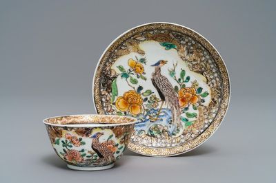Une tasse et soucoupe en porcelaine de Chine famille rose à décor d'un faisan, Yongzheng